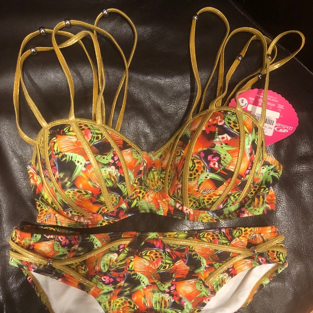 Bikini - Picture 2 of 7